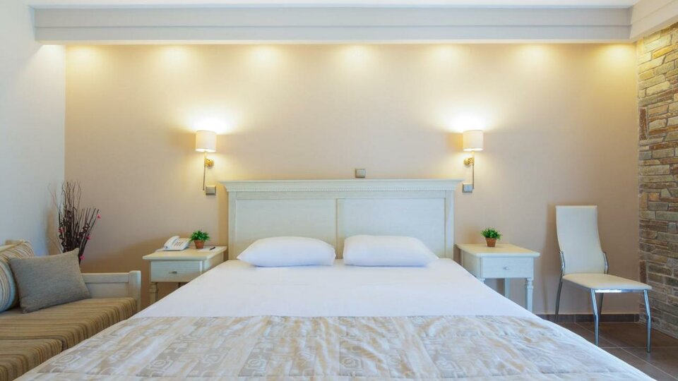 Ismaros hotel - francuski ležaj.jpg