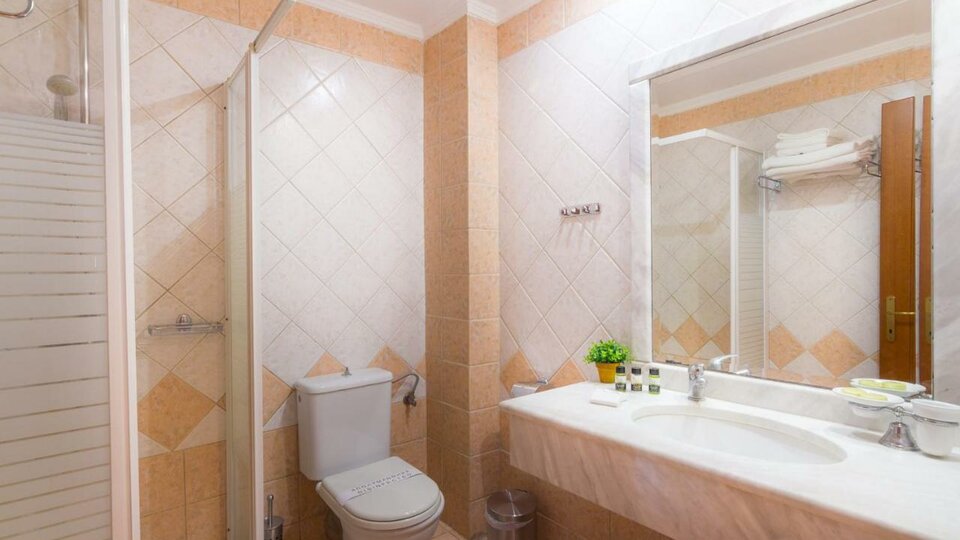 Ismaros hotel - kupatilo.jpg