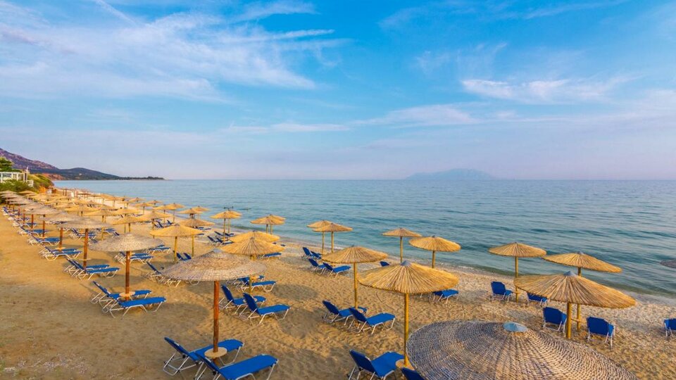 Ismaros hotel - ležaljke i suncobrani na plaži.jpg