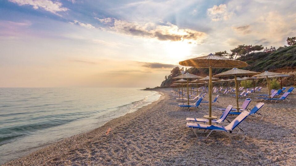 Ismaros hotel - plaža.jpg