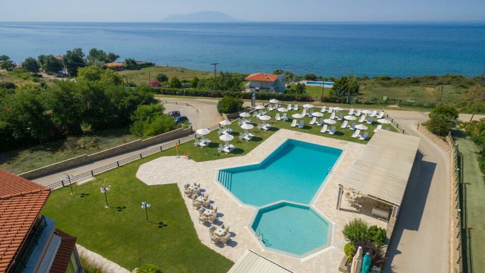 Ismaros hotel - pogled na bazen odozgo.jpg