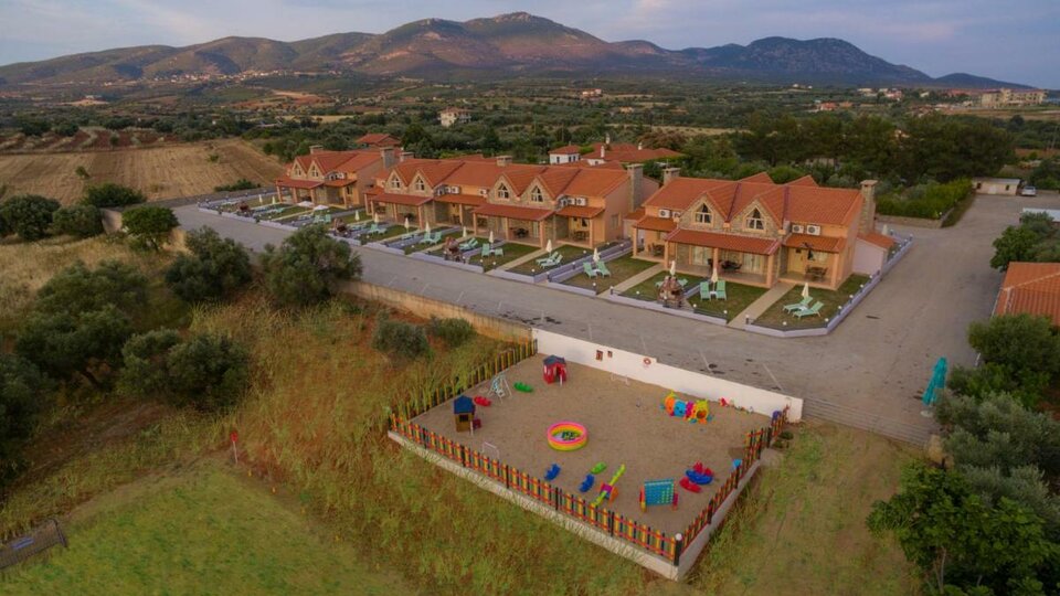 Ismaros hotel - pogled na bungalove iz vazduha.jpg
