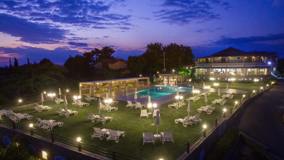 Ismaros hotel - pogled na hotel noću.jpg
