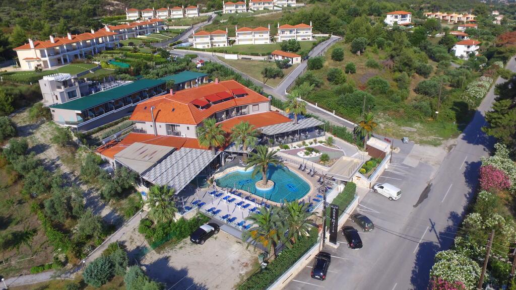 Anna Maria Paradise hotel pogled na hotel i bazen .jpg