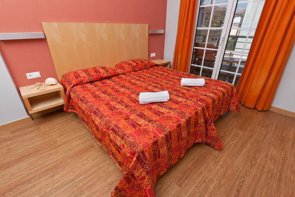 Hotel Kronos - francuski ležaj iz drugog ugla.jpg