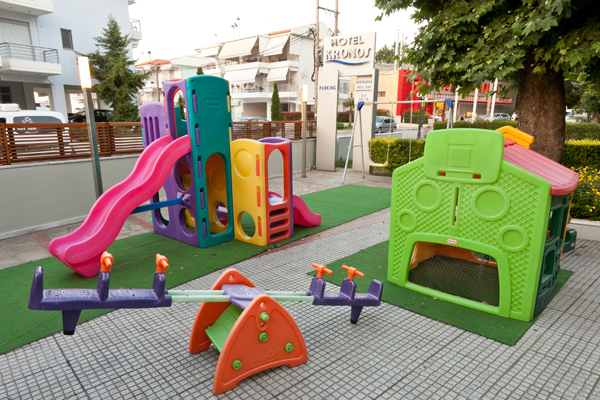 Kronos hotel - igralište za decu.jpg