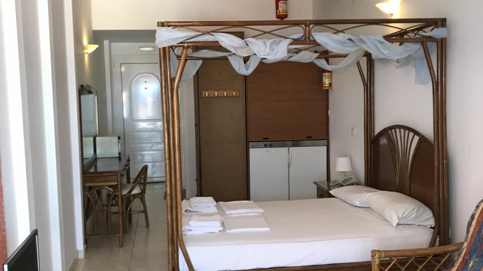 Hotel Villa George - pogled na sobu.jpg