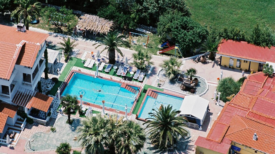 Villa George - bazen iz vazduha.jpg