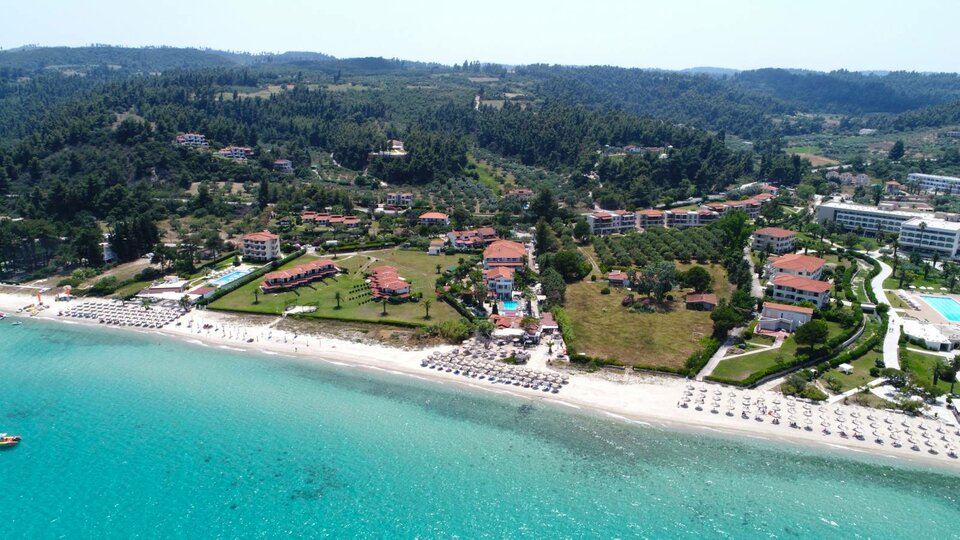 Villa George - pogled na plažu iz pravca mora.jpg