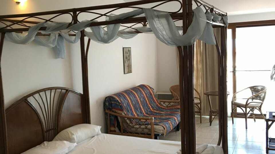 Villa George hotel - francuski ležaj sa baldahinom i z drugog ugla.jpg