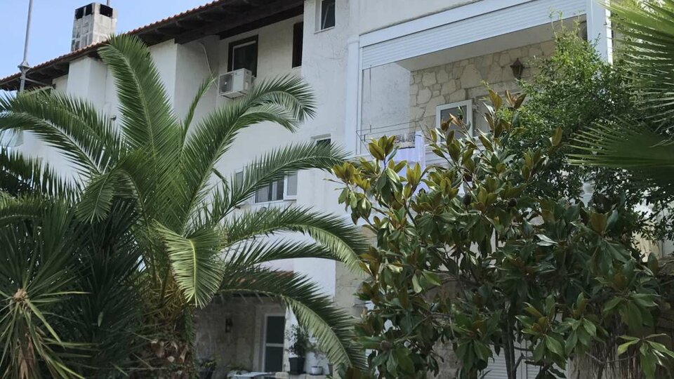 Villa George hotel - raskošna bašta hotela.jpg