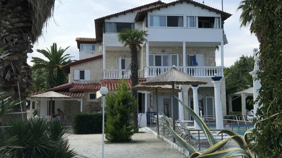 Villa George hotel - ulaz u objekat.jpg
