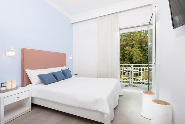 Alkyon hotel - pogled na francuski ležaj.jpg