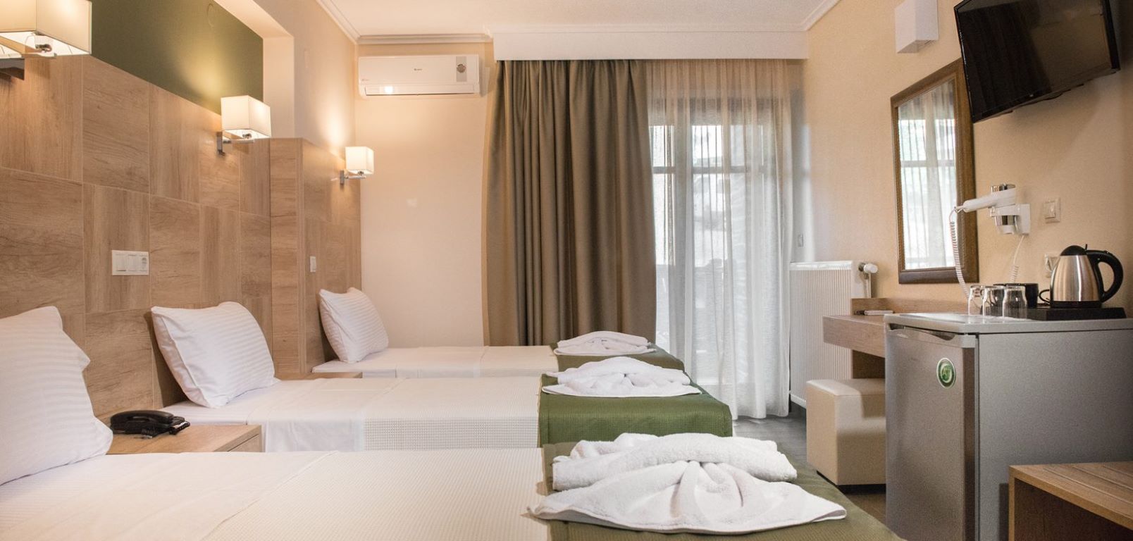 Hotel Konaki-Deluxe trokrevetna soba.jpg