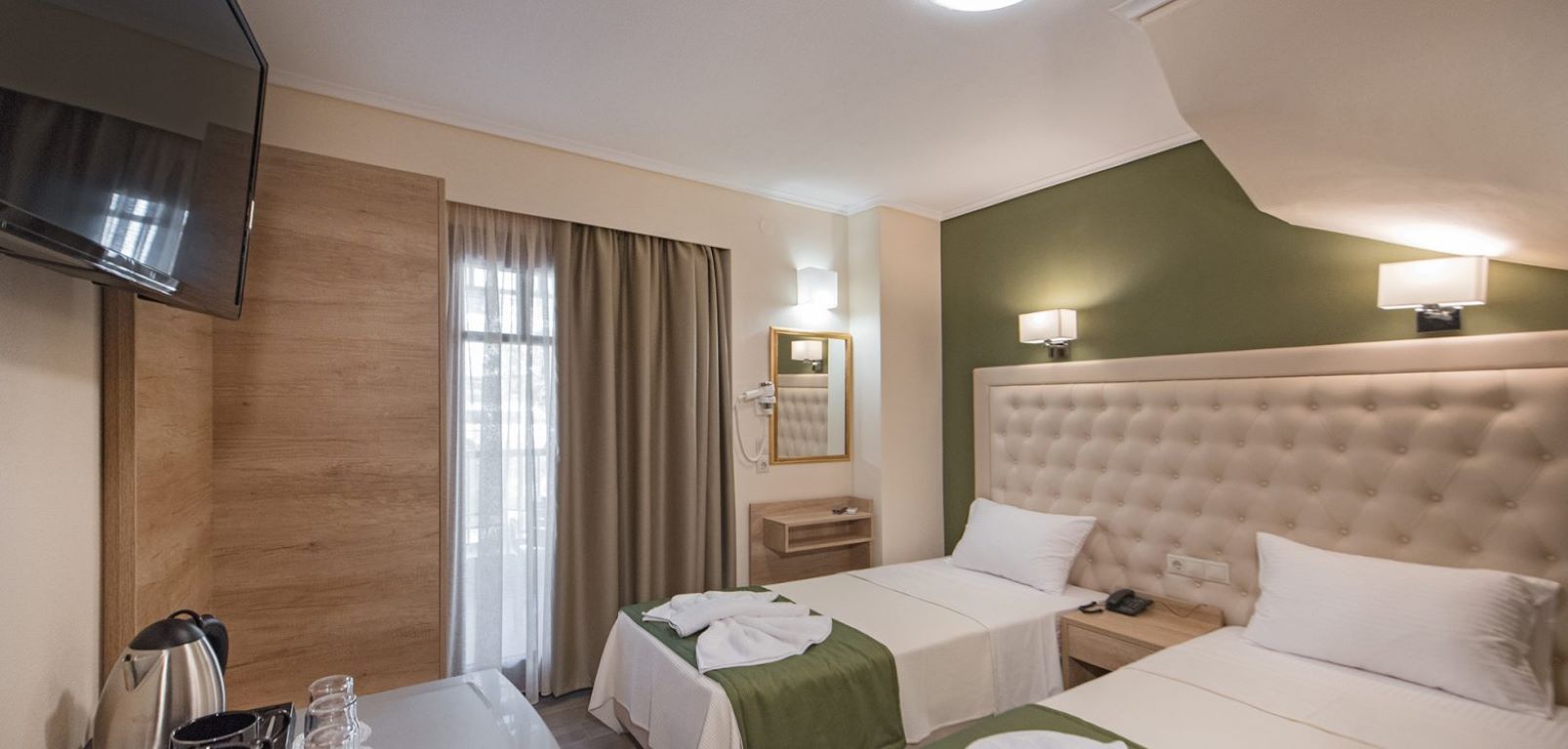 Konaki Hotel-Deluxe soba sa dodatnim lezajem.jpg