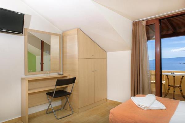 Ouranoupoli Princess Hotel - soba u potkrovlju.jpg