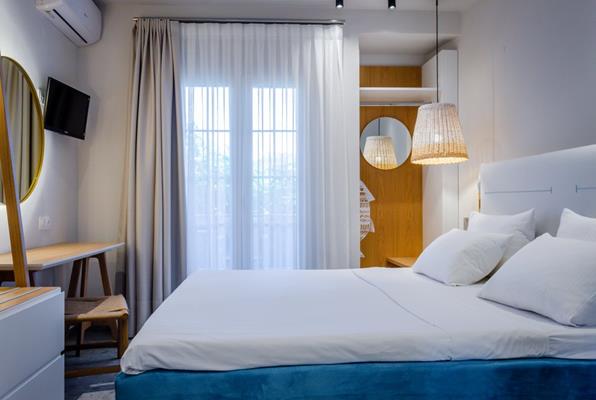 Egeo Hotel - pogled na francuski ležaj.jpg