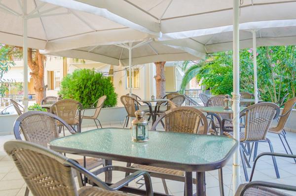 Egeo Hotel - sto i stolice.jpg