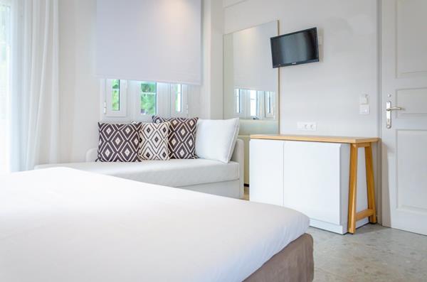Egeo Hotel- ležaj i sofa.jpg