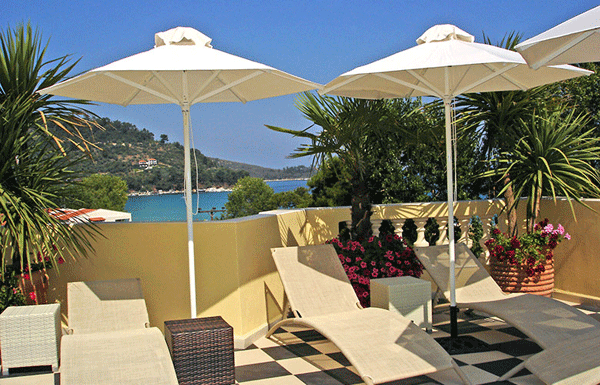 Enavilion Hotel - ležaljke i suncobrani na balkonu hotela.gif