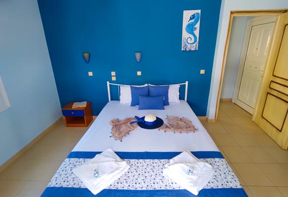 Elinnas Hotel - bračni krevet.jpg