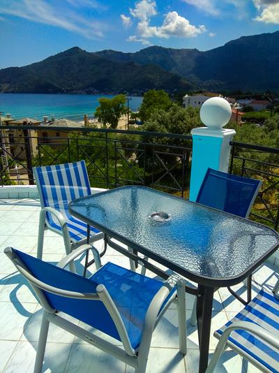 Elinnas Hotel - opremljeni balkon sa pogledom na more.jpg
