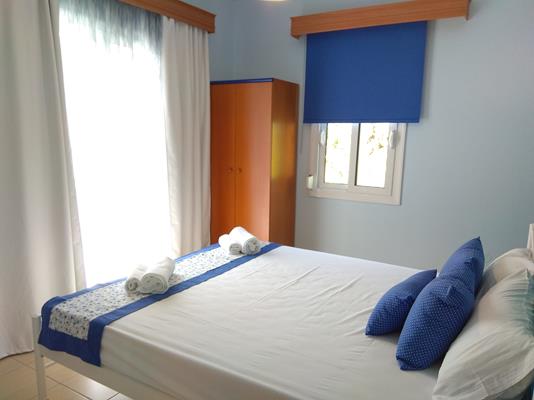 Elinnas Hotel - pogled na francuski ležaj.jpg