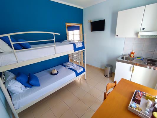 Elinnas Hotel - pogled na krevete na sprat.jpg