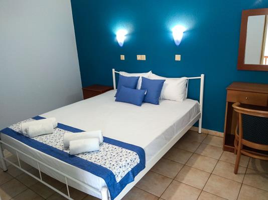 Hotel Elinnas - bračni krevet.jpg