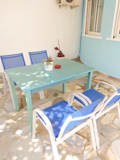 Hotel Elinnas - sto i stolice za razonodu.jpg