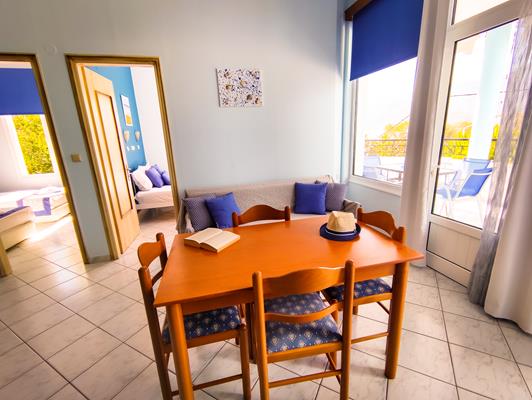 Hotel Elinnas - sto i stolice.jpg