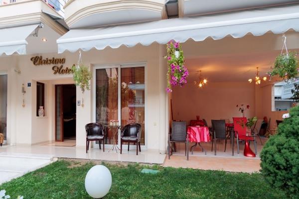 Christina Hotel - bašta hotela.jpg