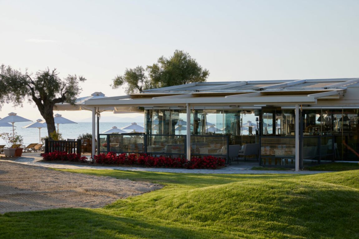 Anthemus Sea Beach Hotel & Spa-Bar na plazi.jpg