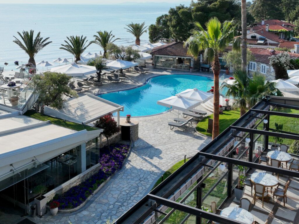 Anthemus Sea Beach Hotel & Spa-Oblast oko bazena.jpg