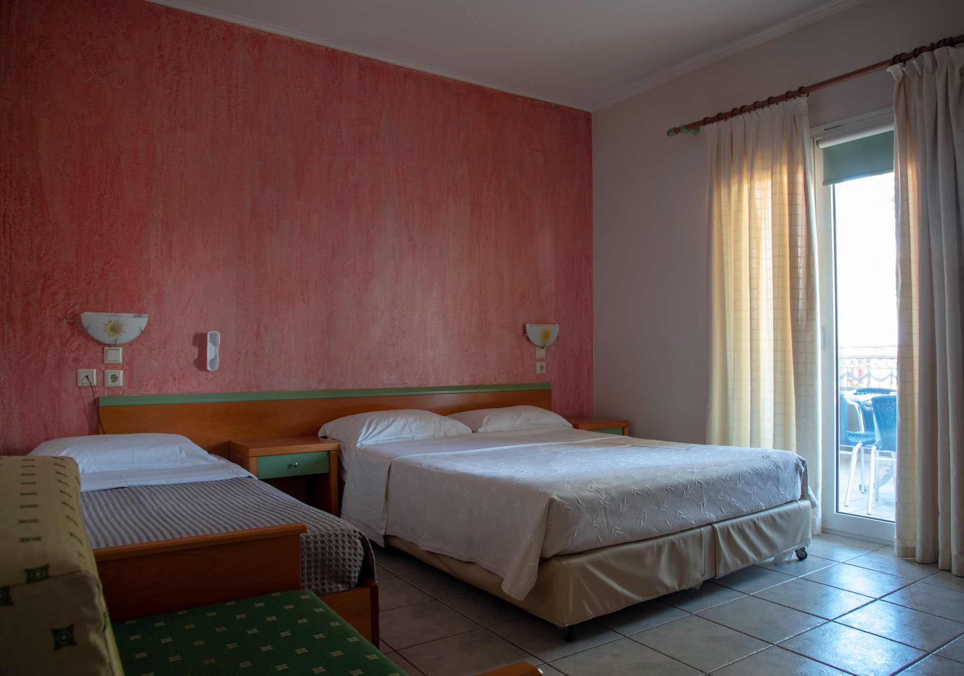 Hotel Dias-Trokrevetna soba.jpg