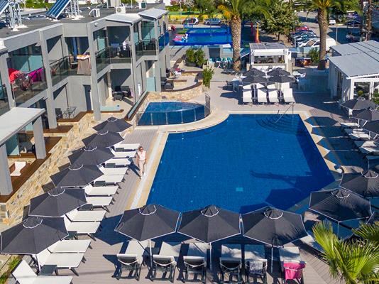 Dionyssos hotel _ apartments - bazen iz drugog ugla.jpg