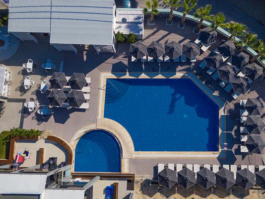 Dionyssos hotel _ apartments - bazen iz ptičje perspektive.jpg