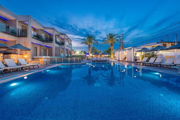 Dionyssos hotel _ apartments - bazen izbliza.jpg