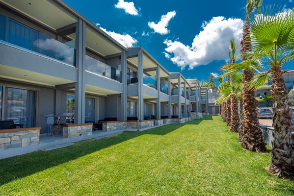 Dionyssos hotel _ apartments - bašta hotela iz drugog ugla.jpg