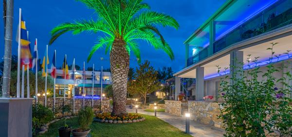 Dionyssos hotel _ apartments - bašta hotela iz još jednog ugla.jpg