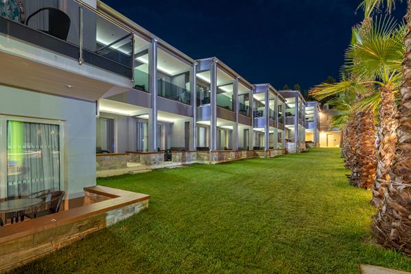 Dionyssos hotel _ apartments - bašta hotela noću.jpg