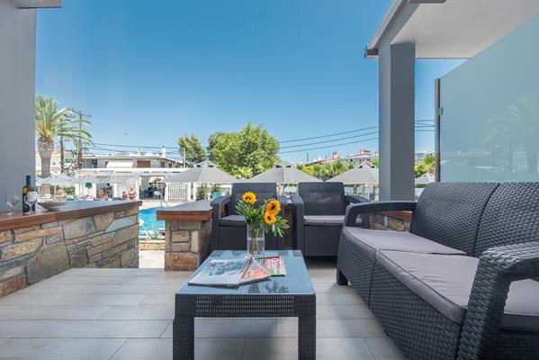 Dionyssos hotel _ apartments - deo za sedenje na balkonu hotela.jpg