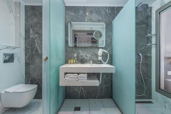 Dionyssos hotel _ apartments - kupatilo.jpg