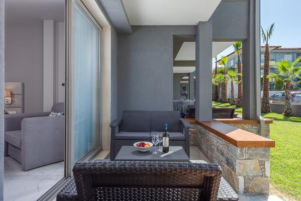 Dionyssos hotel _ apartments - opremljeni balkon hotela.jpg