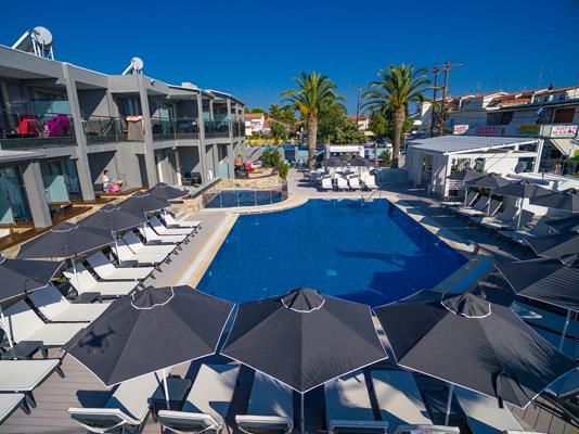 Dionyssos hotel _ apartments - pogled na bazen.jpg