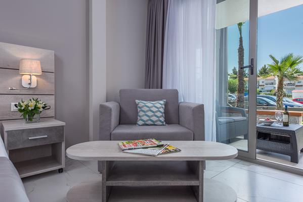 Dionyssos hotel _ apartments - prostor za sedenje.jpg