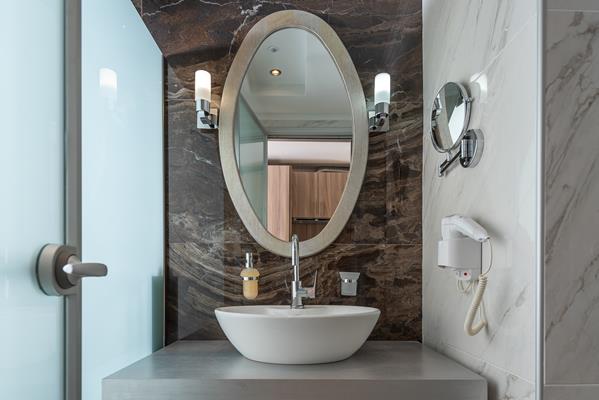 Dionyssos hotel _ apartments - slavina u kupatilu.jpg