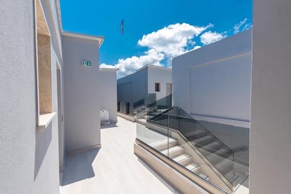 Dionyssos hotel _ apartments - stepenište.jpg