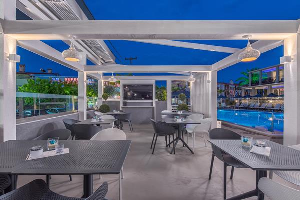 Dionyssos hotel _ apartments - terasa restorana noću.jpg