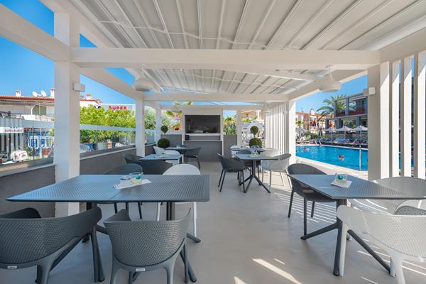 Dionyssos hotel _ apartments - terasa restorana.jpg